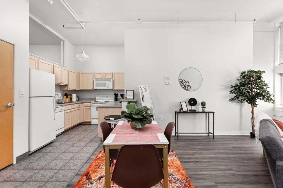 Modern Downtown Apartment 2Br 2Ba By Cozysuites Ινδιανάπολη Εξωτερικό φωτογραφία